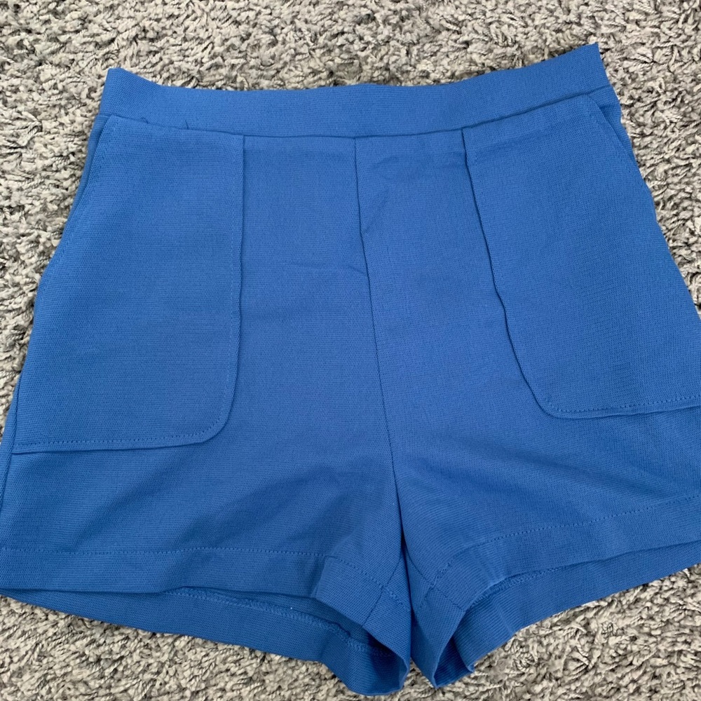HIGH WAISTED BLUE SHORTS